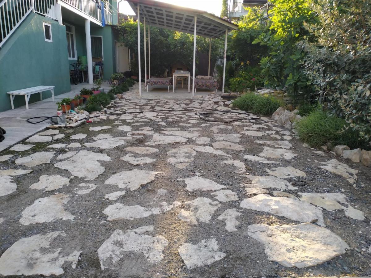 Guest House On Shakirbay 11 Suhumi Exterior foto
