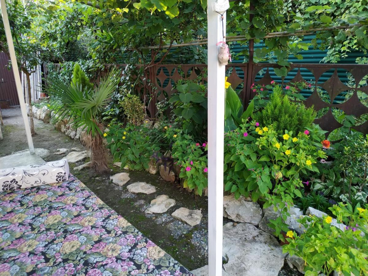 Guest House On Shakirbay 11 Suhumi Exterior foto